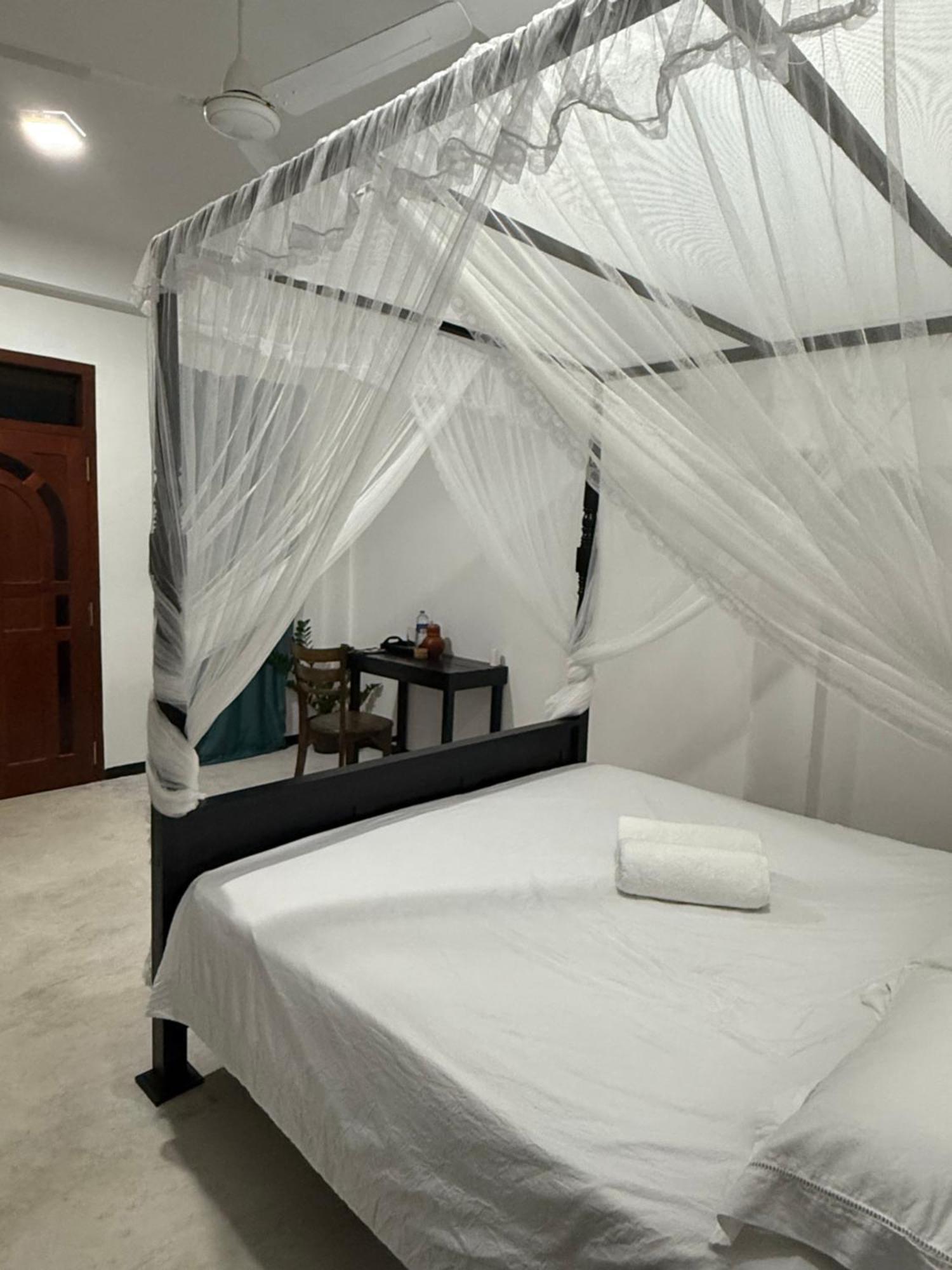 La Fiesta Bed and Breakfast Weligama Exteriör bild