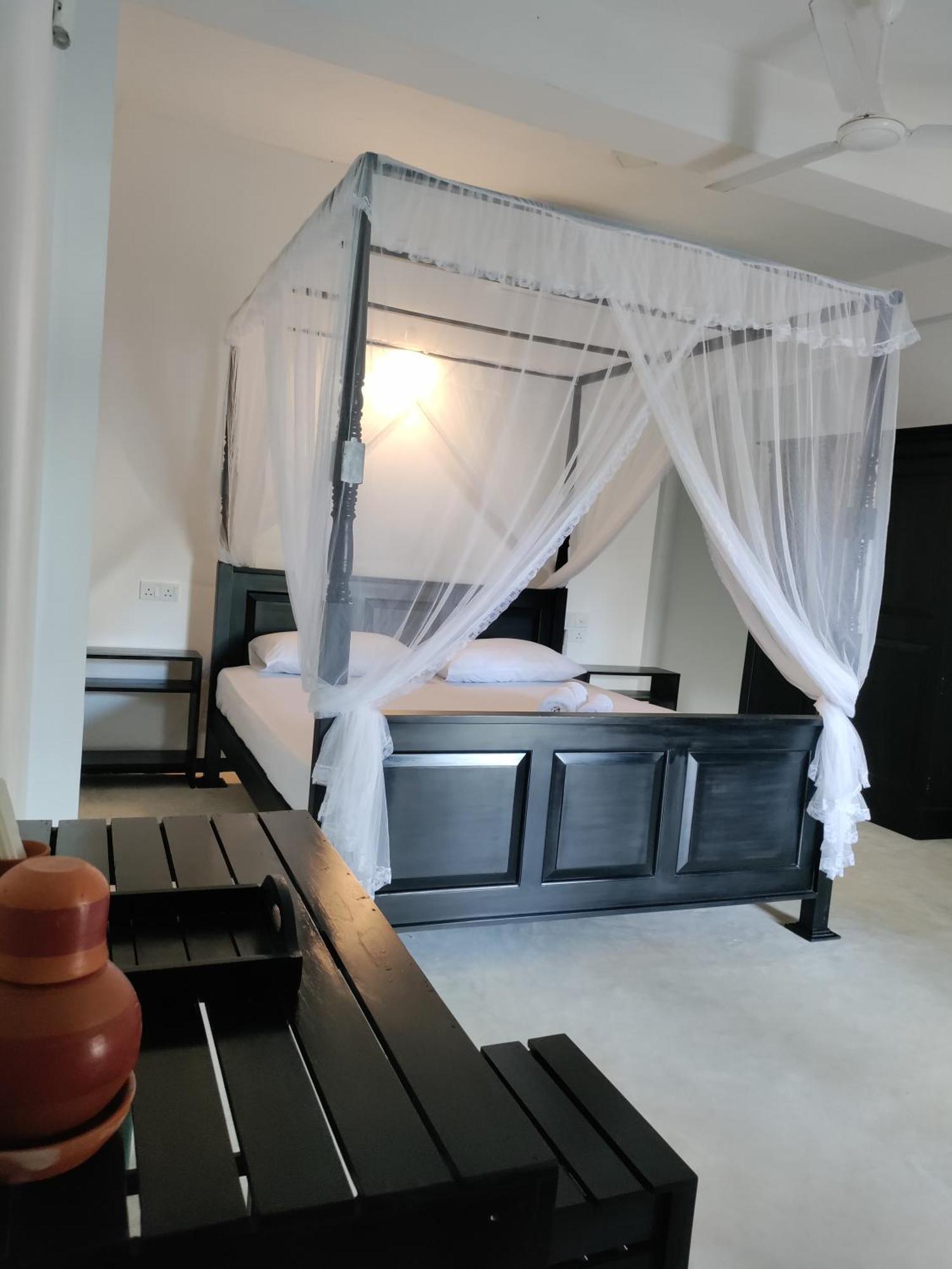 La Fiesta Bed and Breakfast Weligama Rum bild