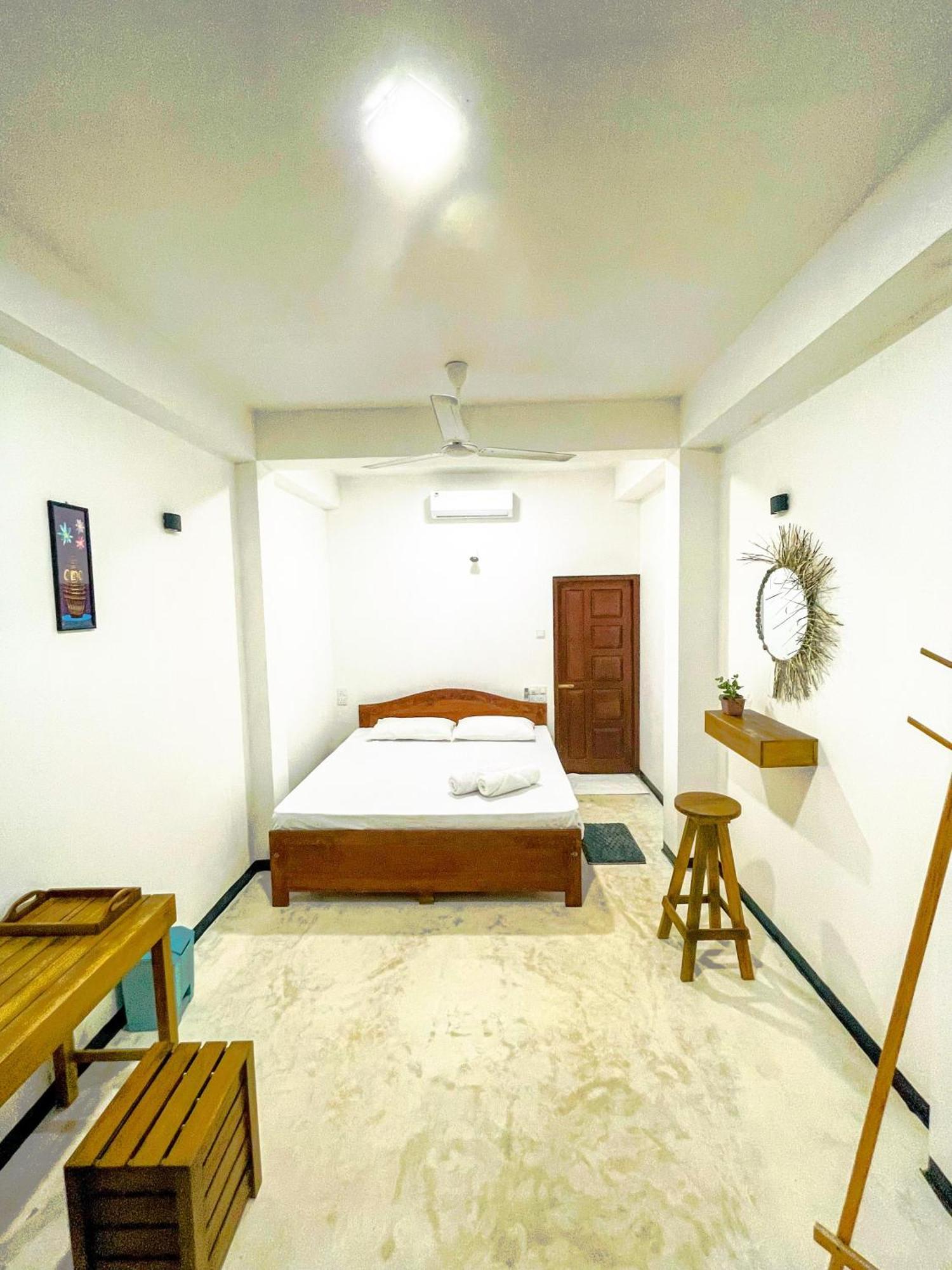 La Fiesta Bed and Breakfast Weligama Rum bild