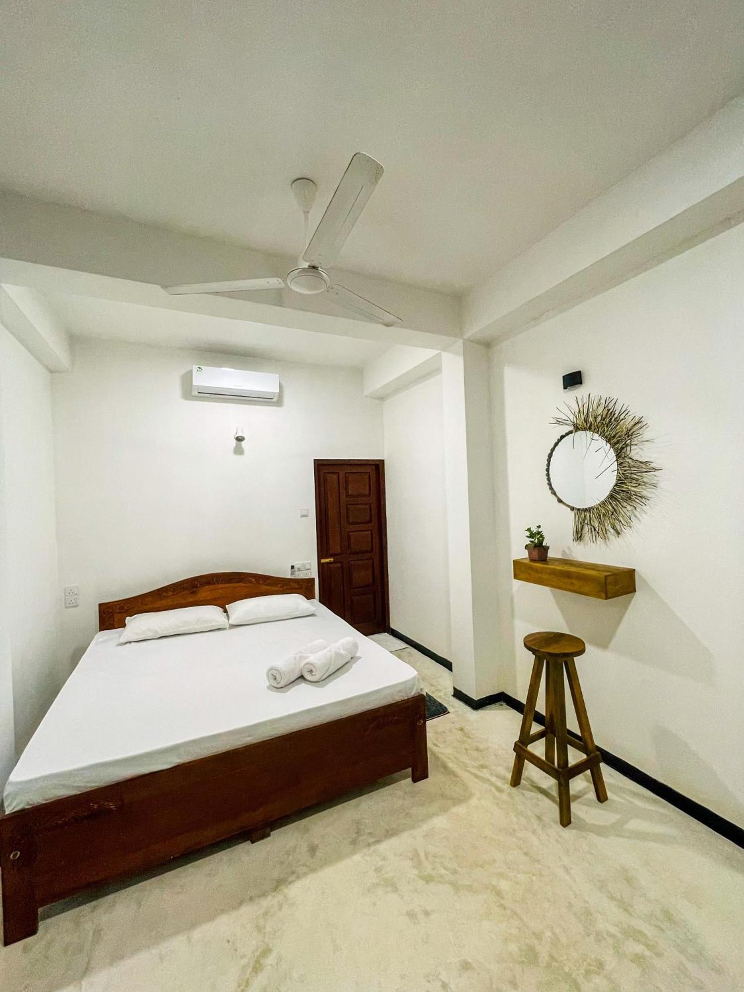 La Fiesta Bed and Breakfast Weligama Rum bild