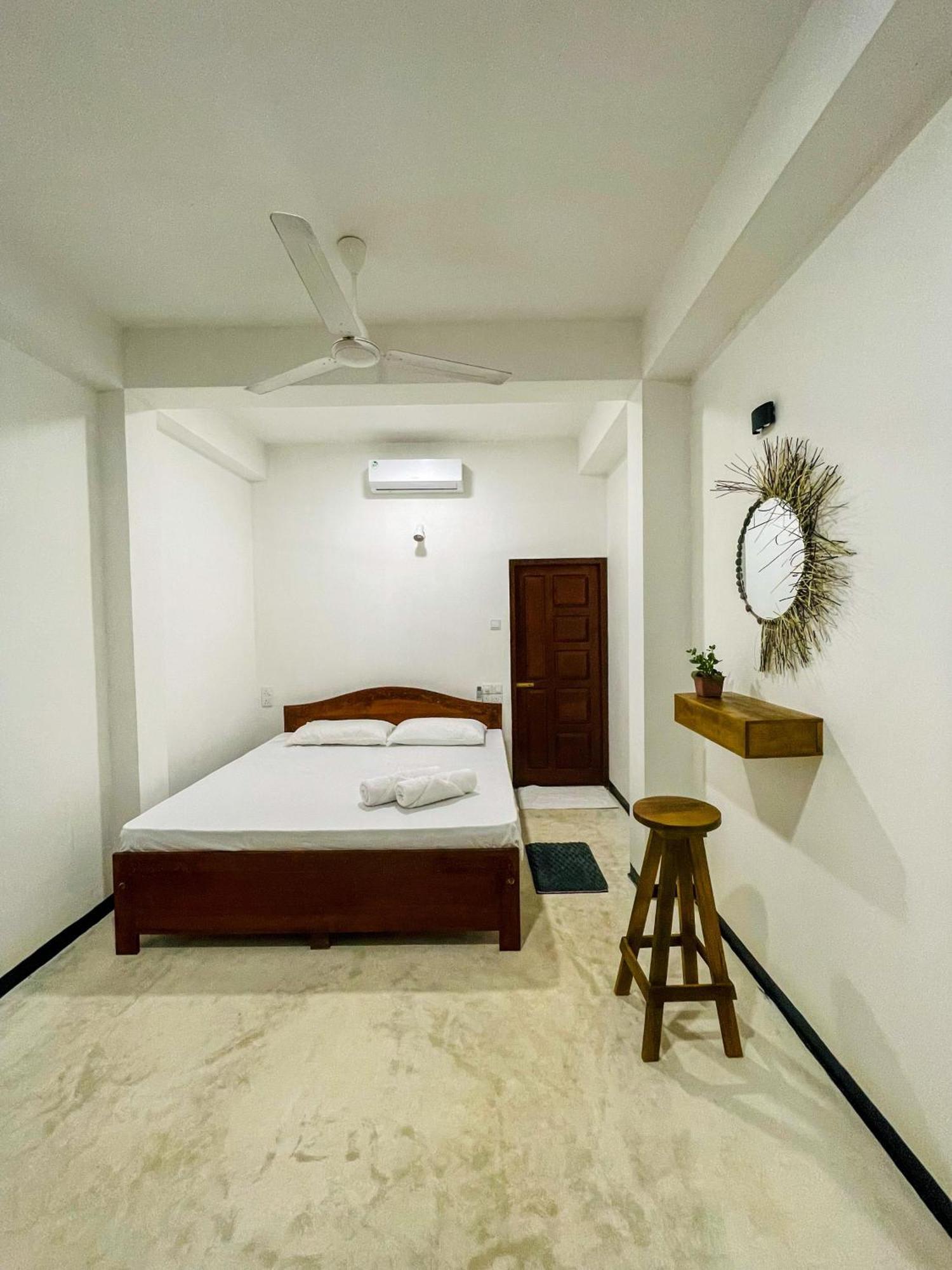 La Fiesta Bed and Breakfast Weligama Rum bild