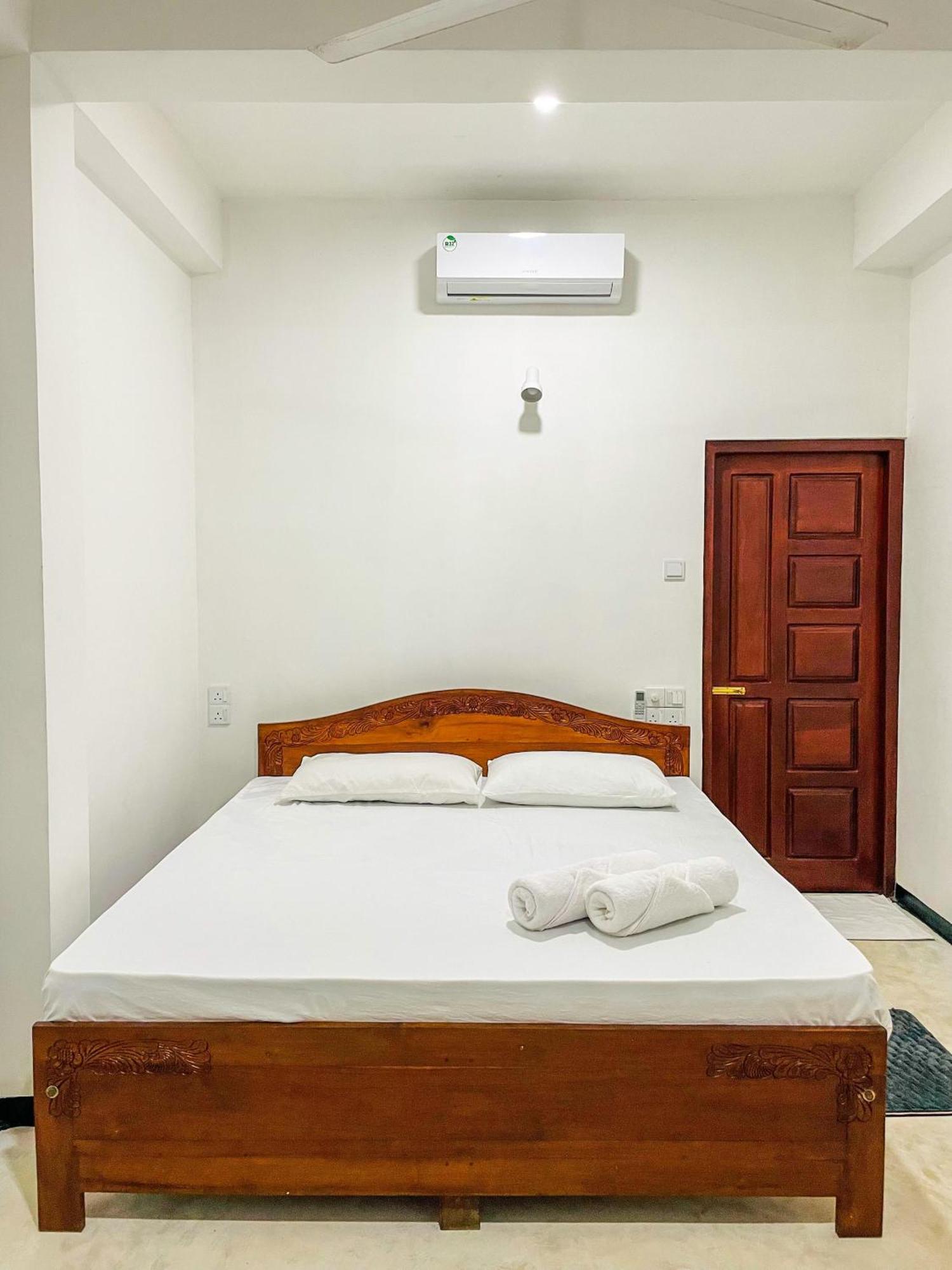 La Fiesta Bed and Breakfast Weligama Rum bild