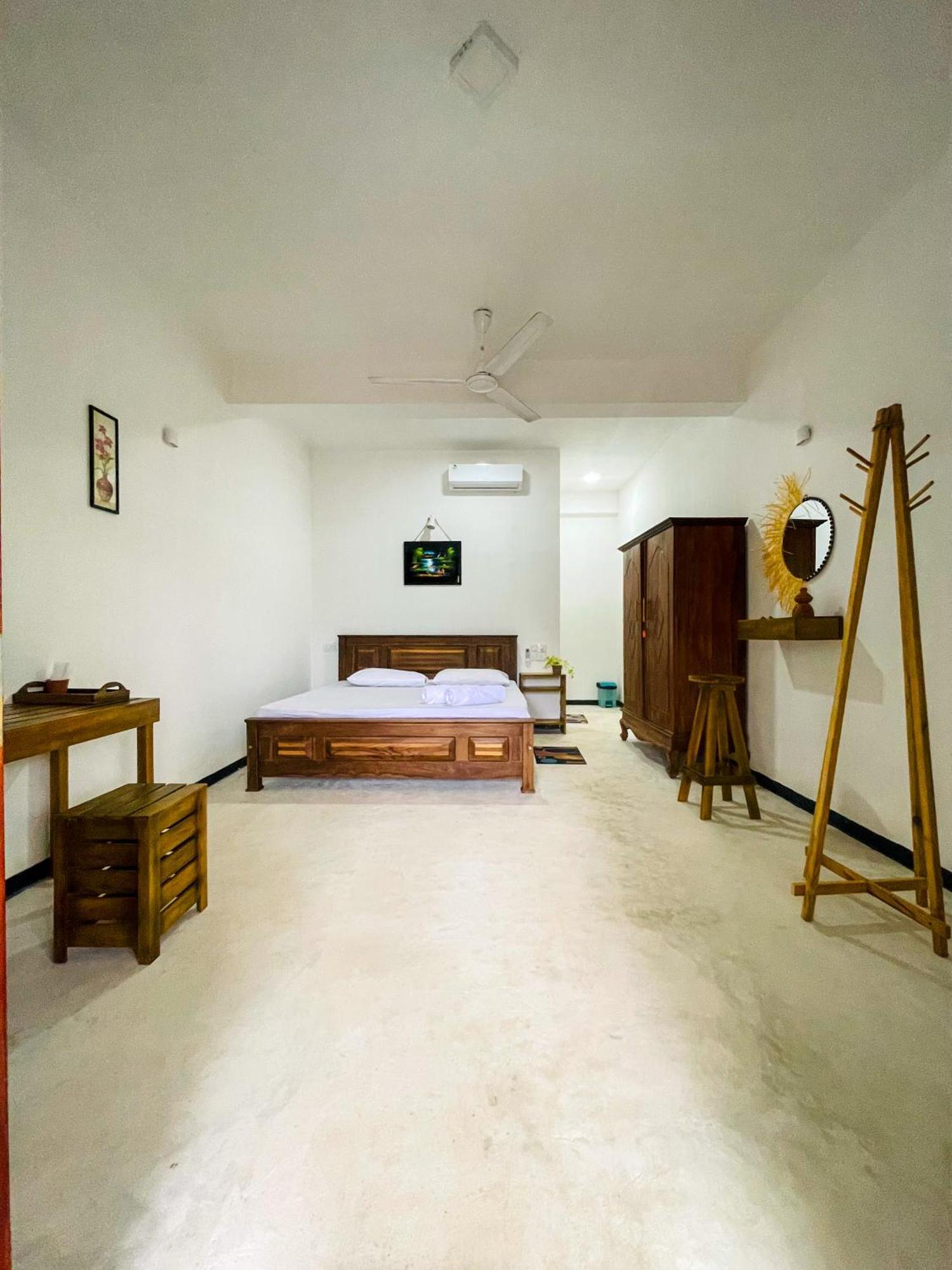 La Fiesta Bed and Breakfast Weligama Exteriör bild