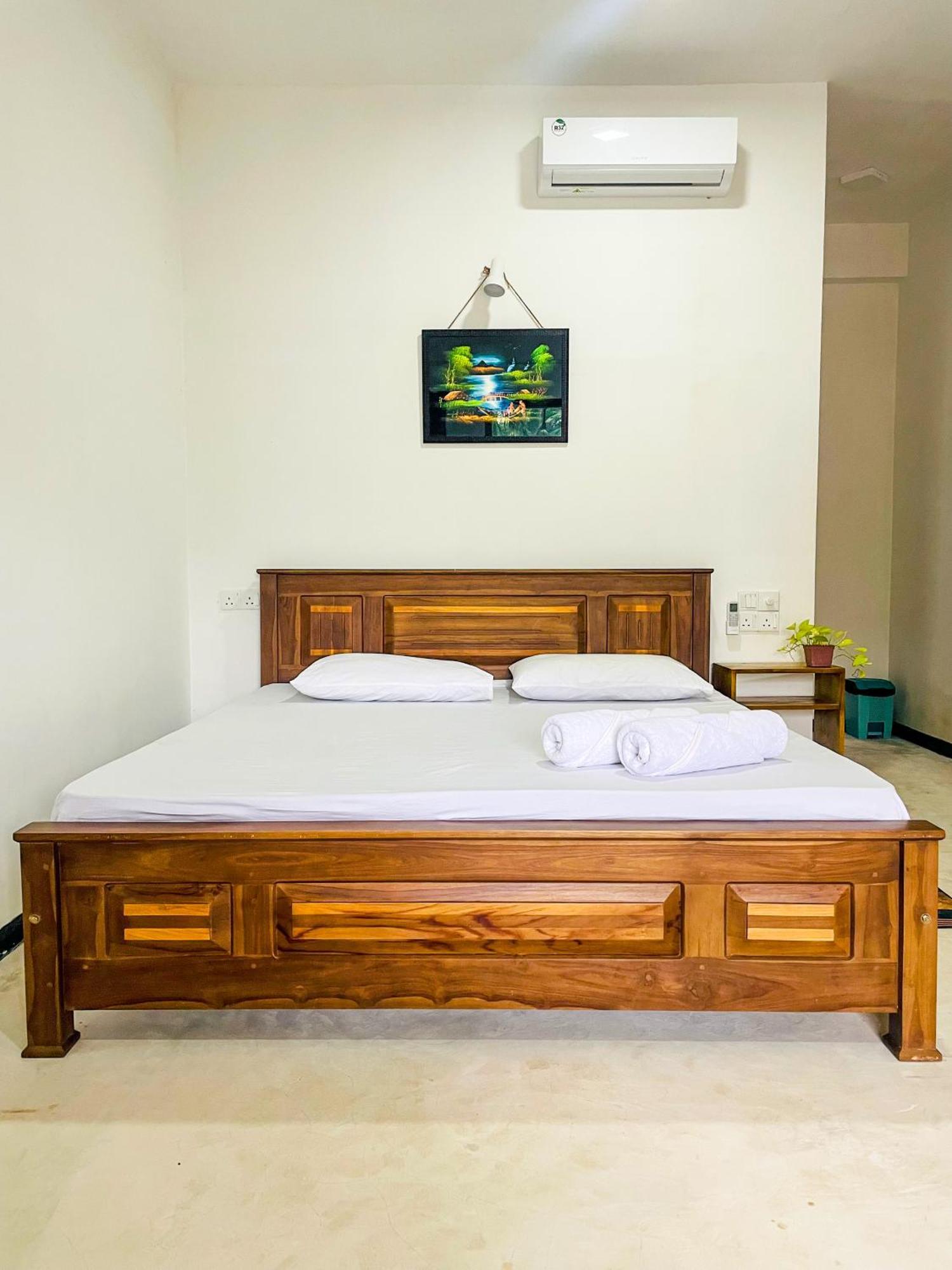 La Fiesta Bed and Breakfast Weligama Exteriör bild